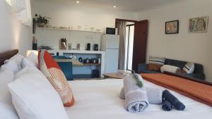 ein Wohnzimmer mit einem Bett mit Stofftieren darauf in der Unterkunft Montagu Meander is a cozy flat for work and play with Wi-Fi and secure parking in Montagu + 13 Fotos