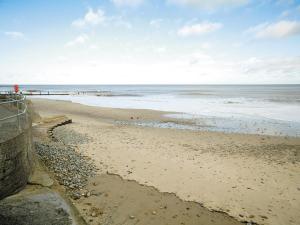 a sandy beach with the ocean in the background at Beach Retreat - E5558 in Mundesley +8 photos