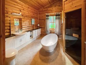 Vannituba majutusasutuses Ashknowe Log Cabin - S4590