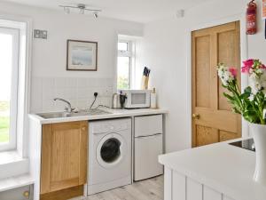 Dapur atau dapur kecil di Shore Cottage