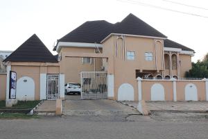 una casa con una puerta y un coche delante de ella en Halal Fountain Hotel Kaduna, en Kaduna