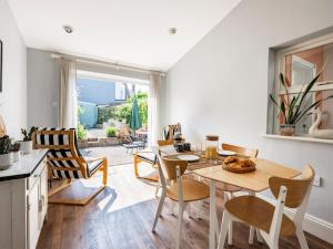 Una cocina y un comedor con mesa y sillas. en Turnstone House, en Gorleston-on-Sea