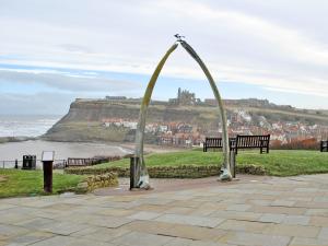 arco con banco y vistas al océano en Belle Vue Cabin, en Whitby