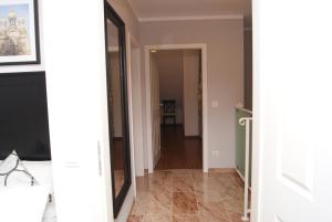 a hallway with a door leading into a room at Merkel Villa Apartamente in Wiesbaden