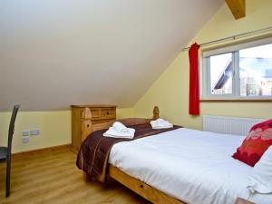 une chambre avec un lit et une fenêtre dans l'établissement Beech Lodge - Retallack Resort, à Saint Columb Major