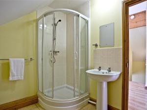 une salle de bain avec douche et lavabo dans l'établissement Beech Lodge - Retallack Resort, à Saint Columb Major 21 autres photos