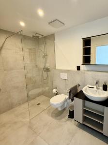een badkamer met douche, toilet en wastafel bij Twenty2 Apartments in Brühl +20 foto's