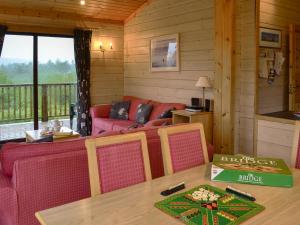 una sala de estar con un sofá y una mesa en The Brown House, en Woolfardisworthy