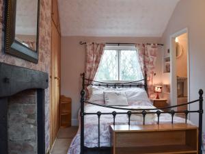 une chambre avec un lit et une fenêtre dans l'établissement Rebecca's Cottage, à Ashby Saint Ledgers 8 autres photos