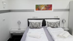 Ein Bett oder Betten in einem Zimmer der Unterkunft Villaci Business Apartments
