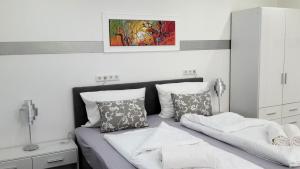 Ein Bett oder Betten in einem Zimmer der Unterkunft Villaci Business Apartments
