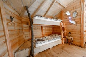 Un pat sau paturi într-o cameră la Treehouse Šumava