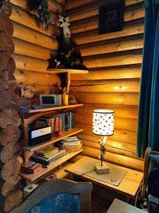 una camera con una parete in legno e un tavolo con una lampada di Ferienhaus Blommen In Falkertsee a Falkertsee