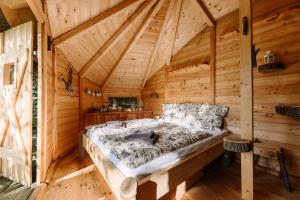 Un pat sau paturi într-o cameră la Treehouse Šumava