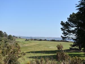 Blick auf einen Golfplatz mit Bäumen im Vordergrund in der Unterkunft Bunker - Uk11039 in Carlyon Bay