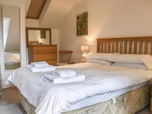 ein Schlafzimmer mit einem Bett mit Handtüchern darauf in der Unterkunft Bunker - Uk11039 in Carlyon Bay