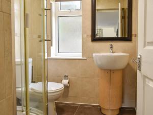 ein Badezimmer mit Waschbecken und Toilette und einem Fenster in der Unterkunft Bunker - Uk11039 in Carlyon Bay + 2 Fotos