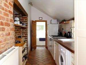 Kuchyň nebo kuchyňský kout v ubytování Box Cottage