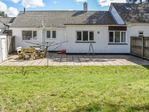 ein Haus mit einer Terrasse mit einem Picknicktisch in der Unterkunft Caddie - Uk11038 in Carlyon Bay
