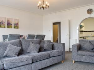 una sala de estar con un sofá y dos sillas en South Side - Apartment, en Bridlington