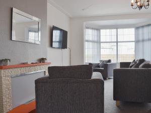 Una sala de estar con sofás y chimenea. en South Side - Apartment, en Bridlington