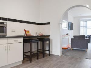 cocina con encimera con taburetes y microondas en South Side - Apartment, en Bridlington 18 fotos más