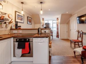 una cucina con fornello forno di livello superiore accanto a un soggiorno di Forth Reflections a Queensferry