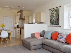 ウィットビーにあるFlowergate Houseのソファとキッチンのあるリビングルーム