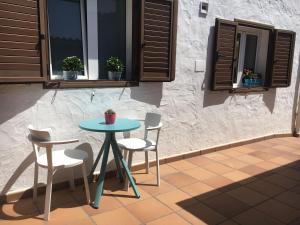 a blue table and chairs on a patio at Los Veroles in Agaete