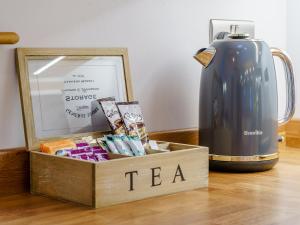 eine Teebox und einen Wasserkocher auf dem Tisch in der Unterkunft Cwmporthman Farm Cottage-Uk34701 in Blaenporth