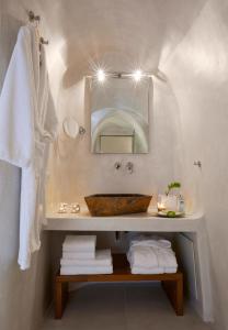 ein Badezimmer mit Waschbecken und Spiegel in der Unterkunft Villa Aura in Firostefani + 67 Fotos