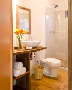 La salle de bains est pourvue d'un lavabo, de toilettes et d'un miroir. dans l'établissement Hotel Noga, à Zipolite