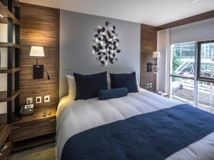 Postel nebo postele na pokoji v ubytování FlowSuites WTC