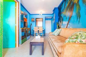 un soggiorno con un divano e un tavolo di Neptuno a El Borseral