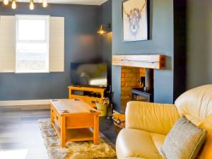 Ruang duduk di Broomlands Cottage