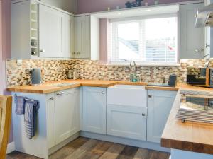 Dapur atau dapur kecil di Broomlands Cottage +8 gambar
