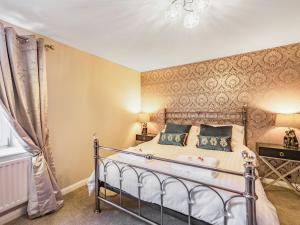 una camera con letto, tenda e finestra di Hillside Cottage a Haltwhistle