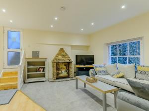 een woonkamer met een bank en een open haard bij Vine Cottage in Broadstairs