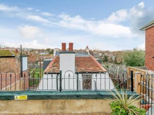een huis met een poort en een dak bij Vine Cottage in Broadstairs