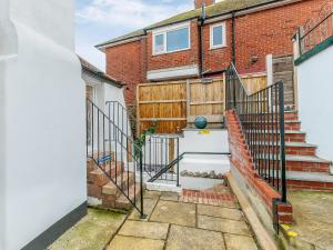een huis met een poort en een trap ervoor bij Vine Cottage in Broadstairs