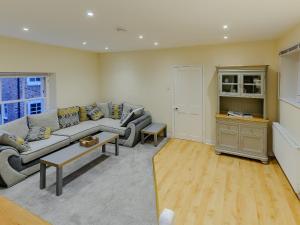 een woonkamer met een bank en een tafel bij Vine Cottage in Broadstairs