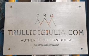 un cartel que dice triloblitzulic en Luxury TrullidiGiulia, piscina uso esclusivo, en Ostuni