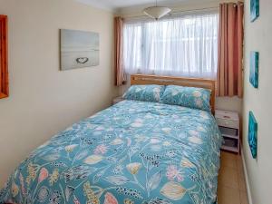 En eller flere senge i et værelse på Sandy Belle