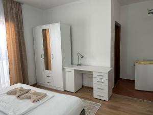 Rúm í herbergi á Rooms Ajllin