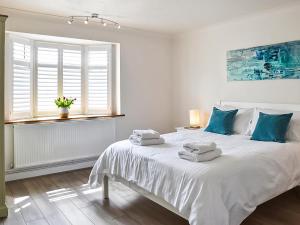 Postel nebo postele na pokoji v ubytování Pebble Cottage