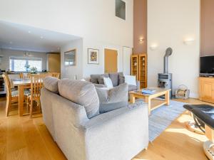 Televiisor ja/või meelelahutuskeskus majutusasutuses Honey Cottage