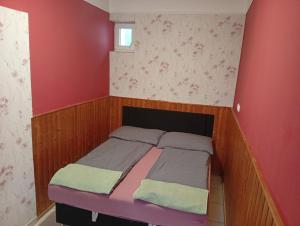 Postel nebo postele na pokoji v ubytování Pingpong Apartman