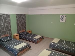 Postel nebo postele na pokoji v ubytování Pingpong Apartman