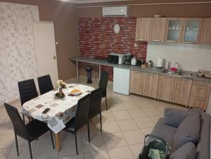 Kuchyň nebo kuchyňský kout v ubytování Pingpong Apartman