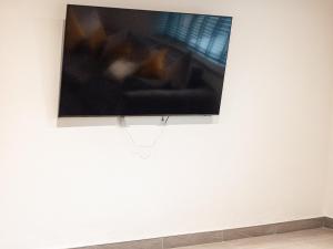 TV a/nebo společenská místnost v ubytování Ty Afon Reg - Uk38509